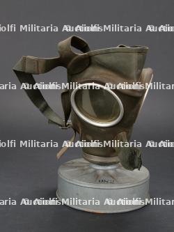 Allemagne, masques a gaz de la Luftschutz de la Seconde Guerre mondiale. Germany, Second World War Luftschutz gas masks. — miniature 12
