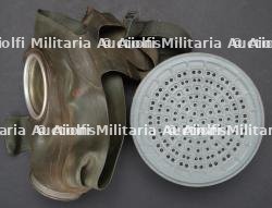 Allemagne, masques a gaz de la Luftschutz de la Seconde Guerre mondiale. Germany, Second World War Luftschutz gas masks. — miniature 15