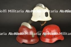 Allemagne, lot de trois casques de sapeurs-pompiers bavarois des annees 1950. Germany, set of three 1950s Bavarian firefighter helmets. — miniature 2