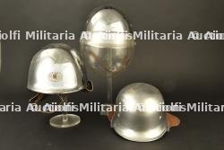 Allemagne de l'Est, lot de trois casques de sapeurs-pompiers. East Germany, set of three firefighter helmets. — miniature 8