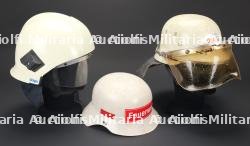 Allemagne, lot de trois casques de sapeurs-pompiers des annees 1960 a 2000. Germany, set of three firefighter helmets dating from the 1960s to the 2000s. — photo 3