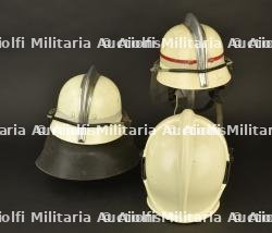 Allemagne, lot de trois casques de sapeurs-pompiers de Berlin-Ouest. Germany, set of three West Berlin firefighter helmets. — miniature 7
