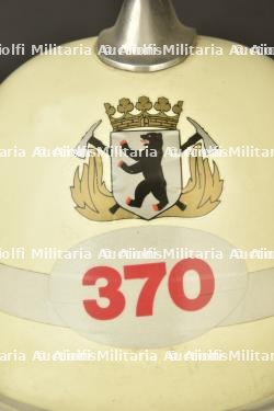 Allemagne, lot de trois casques de sapeurs-pompiers de Berlin-Ouest. Germany, set of three West Berlin firefighter helmets. — miniature 10