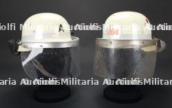 Allemagne, lot de deux casques de sapeurs-pompiers. Germany, set of two firefighter helmets.