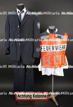 Allemagne, ensemble d'uniformes et d'equipements de sapeurs-pompiers. Germany, assortment of firefighter uniforms and equipment. — photo 1