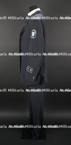 Allemagne, ensemble d'uniformes et d'equipements de sapeurs-pompiers. Germany, assortment of firefighter uniforms and equipment. — photo 6