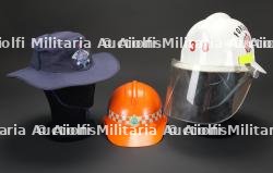 Australie, lot de deux casques et d'un chapeau de pompiers et de sauveteurs. Australia, set of two helmets and a fire and rescue service hat. — photo 1