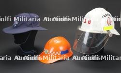 Australie, lot de deux casques et d'un chapeau de pompiers et de sauveteurs. Australia, set of two helmets and a fire and rescue service hat. — photo 2