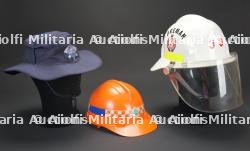 Australie, lot de deux casques et d'un chapeau de pompiers et de sauveteurs. Australia, set of two helmets and a fire and rescue service hat. — miniature 3