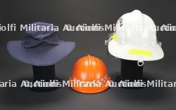 Australie, lot de deux casques et d'un chapeau de pompiers et de sauveteurs. Australia, set of two helmets and a fire and rescue service hat. — photo 4