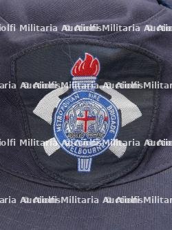 Australie, lot de deux casques et d'un chapeau de pompiers et de sauveteurs. Australia, set of two helmets and a fire and rescue service hat. — photo 5