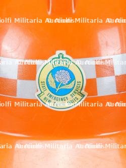 Australie, lot de deux casques et d'un chapeau de pompiers et de sauveteurs. Australia, set of two helmets and a fire and rescue service hat. — photo 6