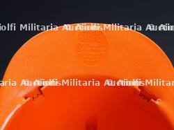 Australie, lot de deux casques et d'un chapeau de pompiers et de sauveteurs. Australia, set of two helmets and a fire and rescue service hat. — miniature 10