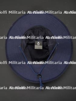 Australie, lot de deux casques et d'un chapeau de pompiers et de sauveteurs. Australia, set of two helmets and a fire and rescue service hat. — miniature 15