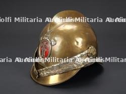 Autriche, casque en cuivre d'officier de sapeurs-pompiers volontaires, debut du XXe siecle. Austria, copper volunteer fire officer's helmet, early 20th century.