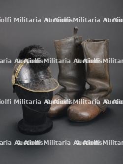 Belgique ou Allemagne, casque de feu a criniere et bottes-sabots. Belgium or Germany, fire helmet with horsehair crest and wooden-soled boots.
