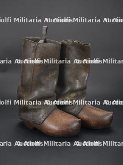 Belgique ou Allemagne, casque de feu a criniere et bottes-sabots. Belgium or Germany, fire helmet with horsehair crest and wooden-soled boots. — miniature 2