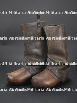 Belgique ou Allemagne, casque de feu a criniere et bottes-sabots. Belgium or Germany, fire helmet with horsehair crest and wooden-soled boots. — photo 3