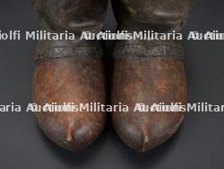 Belgique ou Allemagne, casque de feu a criniere et bottes-sabots. Belgium or Germany, fire helmet with horsehair crest and wooden-soled boots. — photo 5