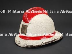 Belgique, Anderlecht, casque de sapeur-pompier des annees 1950. Belgium, Anderlecht, 1950s firefighter helmet. — photo 1