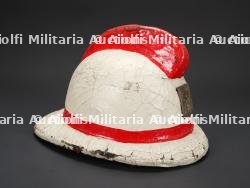 Belgique, Anderlecht, casque de sapeur-pompier des annees 1950. Belgium, Anderlecht, 1950s firefighter helmet. — miniature 11