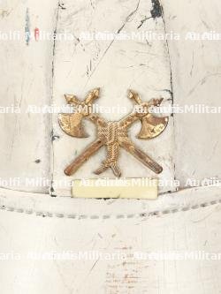 Belgique, Bruxelles, casque d'officier de sapeurs-pompiers. Belgium, Brussels, firefighter officer's helmet. — photo 4