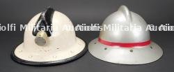 Belgique, casque d’eleve officier de sapeurs-pompiers et casque avec support de lampe. Belgium, trainee fire officer helmet and helmet with lamp bracket. — photo 7