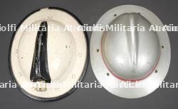 Belgique, casque d’eleve officier de sapeurs-pompiers et casque avec support de lampe. Belgium, trainee fire officer helmet and helmet with lamp bracket. — miniature 8