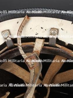 Belgique, casque d’eleve officier de sapeurs-pompiers et casque avec support de lampe. Belgium, trainee fire officer helmet and helmet with lamp bracket. — photo 12