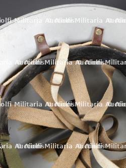 Belgique, casque d’eleve officier de sapeurs-pompiers et casque avec support de lampe. Belgium, trainee fire officer helmet and helmet with lamp bracket. — photo 15