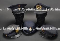 Belgique, lot de cinq coiffures de sapeurs-pompiers. Belgium, set of five firefighter headpieces.