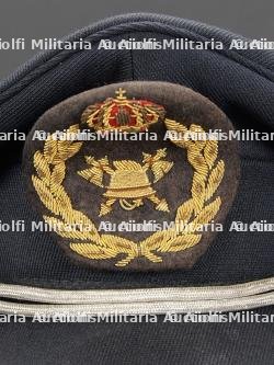 Belgique, lot de cinq coiffures de sapeurs-pompiers. Belgium, set of five firefighter headpieces. — miniature 4