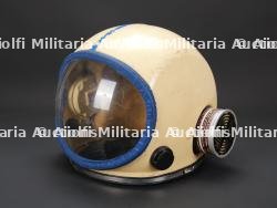 Belgique, casque panoramique avec filtres pour risques speciaux. Belgium, full-face helmet with filters for special hazards.