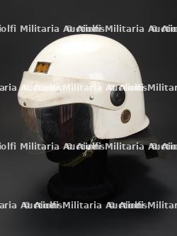 Belgique, casque de sapeur-pompier avec eclairage integre. Belgium, firefighter helmet with integrated lighting.