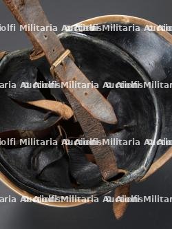 Boheme-Moravie, casque de sapeur-pompier du debut du XXe siecle. Bohemia-Moravia, early 20th-century firefighter helmet. — photo 9