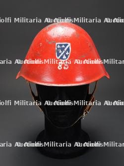Bosnie-Herzegovine, casque de pompier de Mostar, guerres de Yougoslavie et de Bosnie. Bosnia and Herzegovina, Mostar firefighter helmet from the Yugoslav and Bosnian wars. — photo 3