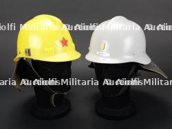 Bulgarie, lot de deux casques de sapeurs-pompiers. Bulgaria, set of two firefighter helmets.