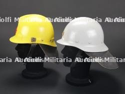 Bulgarie, lot de deux casques de sapeurs-pompiers. Bulgaria, set of two firefighter helmets. — photo 2