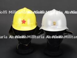 Bulgarie, lot de deux casques de sapeurs-pompiers. Bulgaria, set of two firefighter helmets. — photo 4
