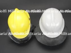 Bulgarie, lot de deux casques de sapeurs-pompiers. Bulgaria, set of two firefighter helmets. — photo 8