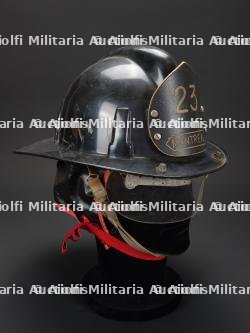 Canada, lot de deux casques de pompiers de Quebec et de Montreal. Canada, set of two firefighter helmets from Quebec City and Montreal. — photo 2