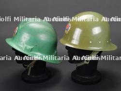 Chine, lot de deux casques de sapeurs-pompiers ou de securite civile. China, set of two firefighter or civil defence helmets. — miniature 5