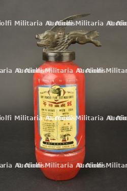 Chine, extincteur a motif de dragon. China, dragon-themed fire extinguisher.