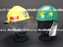 Coree du Sud, lot de deux casques de sapeurs-pompiers. South Korea, set of two firefighter helmets.