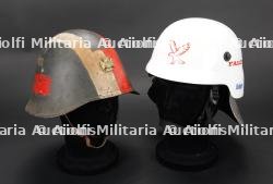 Danemark, lot de deux casques de sapeurs-pompiers. Denmark, set of two firefighter helmets. — photo 1