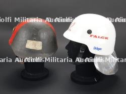 Danemark, lot de deux casques de sapeurs-pompiers. Denmark, set of two firefighter helmets. — photo 2