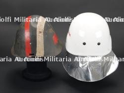 Danemark, lot de deux casques de sapeurs-pompiers. Denmark, set of two firefighter helmets. — photo 10