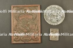 Divers, lot de trois plaques de pompiers et autres. Miscellaneous, set of three firefighter and other plaques.