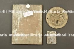 Divers, lot de trois plaques de pompiers et autres. Miscellaneous, set of three firefighter and other plaques. — photo 2