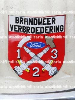 Entreprises privees, cinq casques de sapeurs-pompiers et de services de securite. Private companies, five firefighter and security service helmets. — photo 4